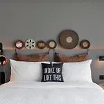 Hotel Moxy Lyon Airport