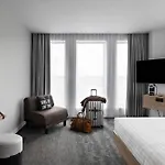 Hotel Moxy Lyon Airport 3*