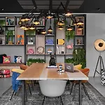 Hotel Moxy Lyon Airport 3*