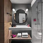 Moxy Lyon Airport 3*
