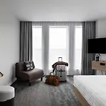 Moxy Lyon Airport 3*