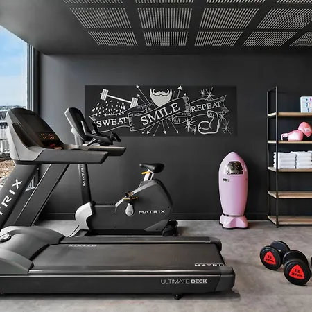 Hotel Moxy Lyon Airport 3*