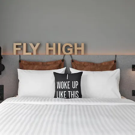 Moxy Lyon Airport 3*