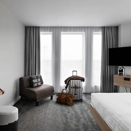 Hotel Moxy Lyon Airport 3*