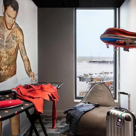 Otel Moxy Lyon Airport 3*