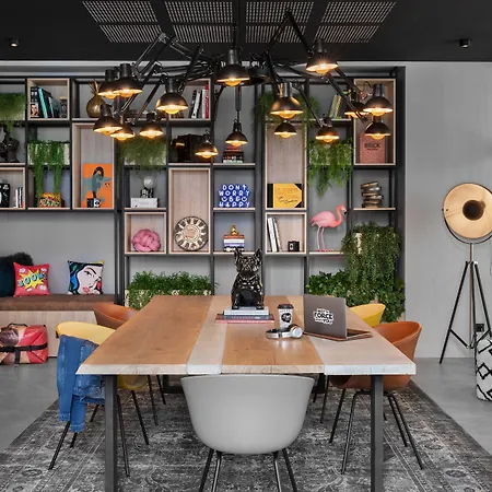 Hotel Moxy Lyon Airport 3*