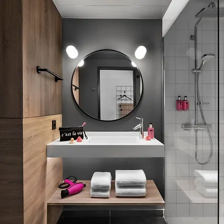 Moxy Lyon Airport 3*