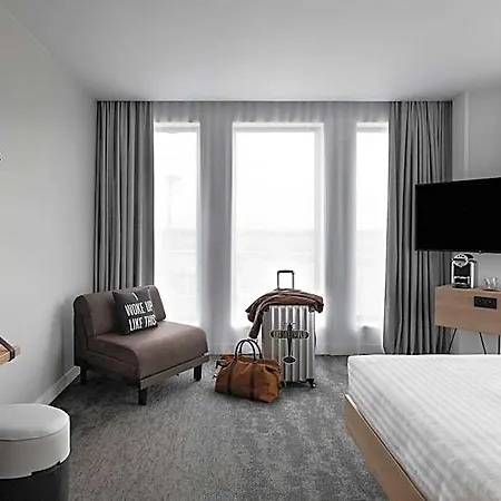 Moxy Lyon Airport 3*