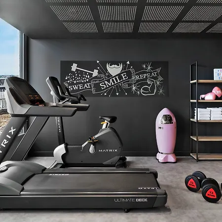 Moxy Lyon Airport 3*