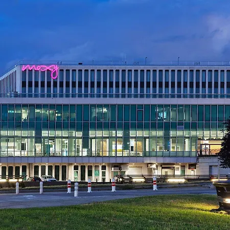 Hotel Moxy Lyon Airport